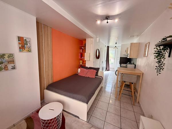 Carcassonne quartier des Capucins immeuble de rapport avec trois lots d'habitation caves cour et remise
