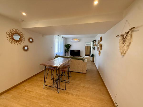 Carcassonne quartier des Capucins immeuble de rapport avec trois lots d'habitation caves cour et remise