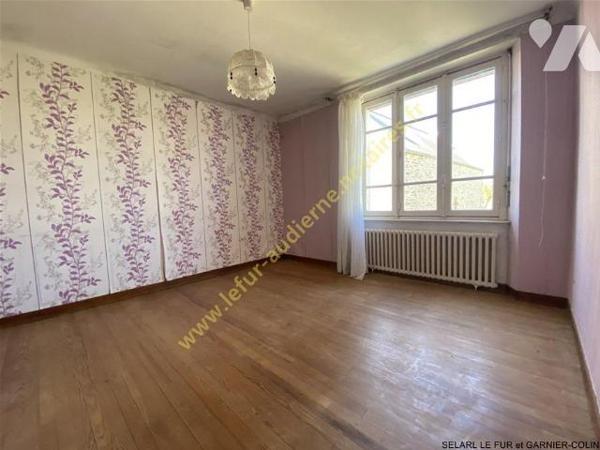 Maison en pierre de 1965 avec beau jardin plein Sud