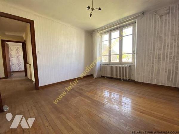 Maison en pierre de 1965 avec beau jardin plein Sud