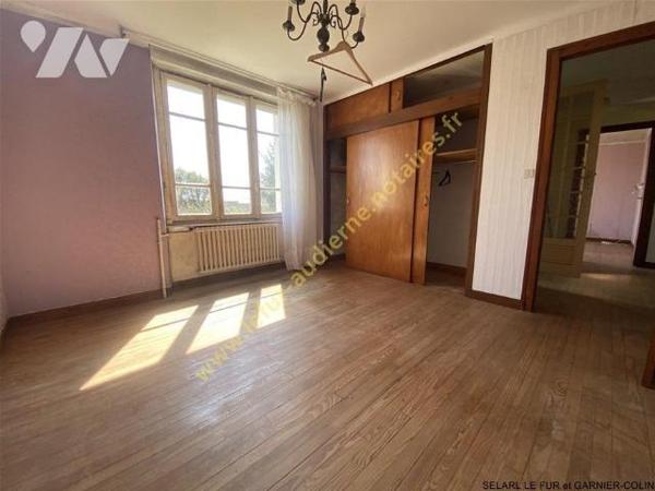 Maison en pierre de 1965 avec beau jardin plein Sud