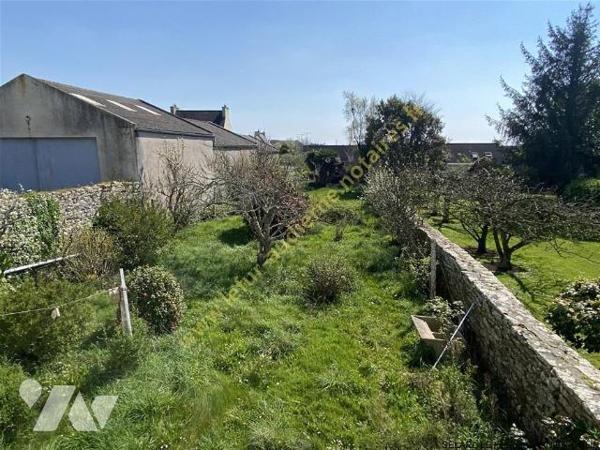 Maison en pierre de 1965 avec beau jardin plein Sud
