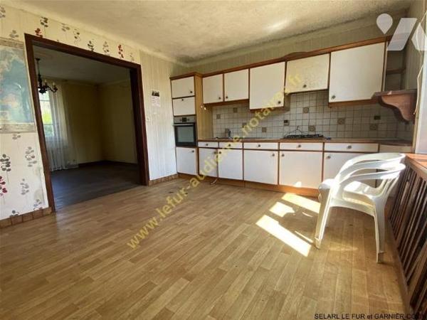 Maison en pierre de 1965 avec beau jardin plein Sud