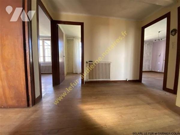 Maison en pierre de 1965 avec beau jardin plein Sud