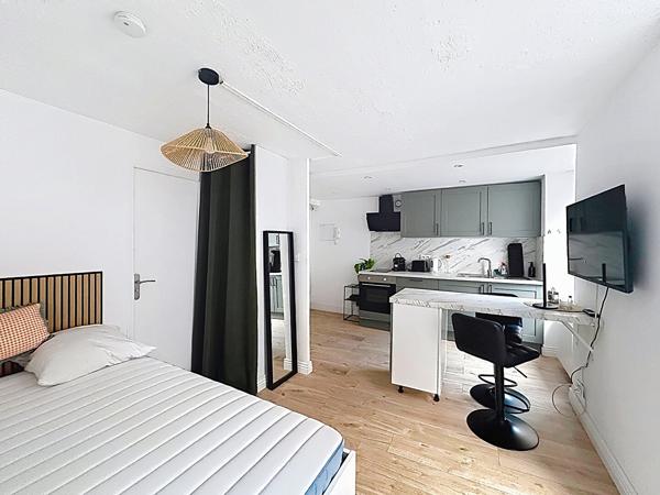 Studio meublé entièrement rénové à louer au coeur de la Bastide avec espace nuit séparé et cuisine équipée