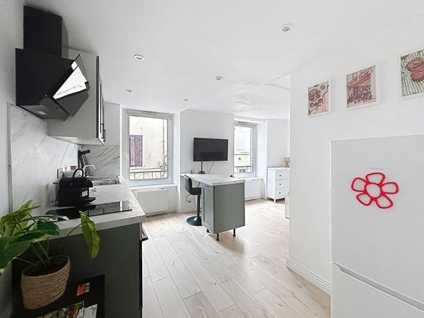 Studio meublé entièrement rénové à louer au coeur de la Bastide avec espace nuit séparé et cuisine équipée