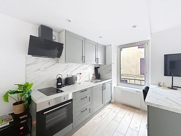 Studio meublé entièrement rénové à louer au coeur de la Bastide avec espace nuit séparé et cuisine équipée