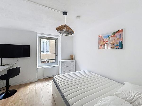 Studio meublé entièrement rénové à louer au coeur de la Bastide avec espace nuit séparé et cuisine équipée