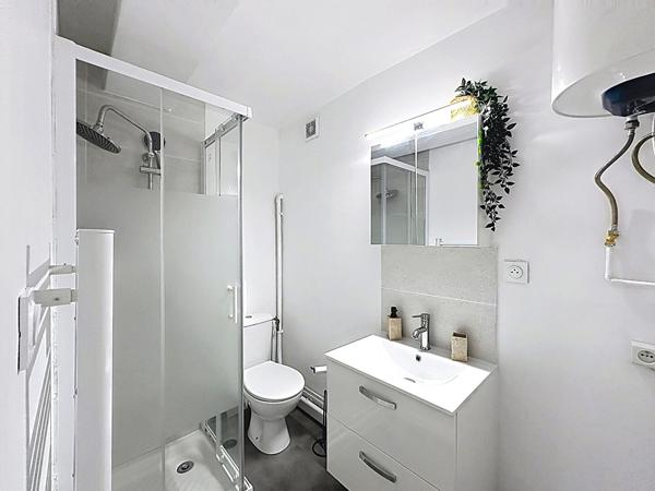 Studio meublé entièrement rénové à louer au coeur de la Bastide avec espace nuit séparé et cuisine équipée
