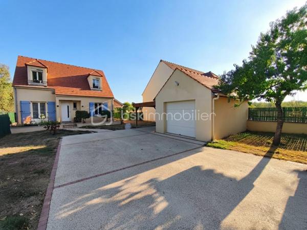 À Congis-sur-Thérouanne, dans une zone non inondable, venez découvrir cette agréable maison construite en 2006, offrant environ 100 m² habitables, édifiée sur un magnifique terrain clos de 1 320 m²,  dans un beau cadre de vie, de beaux espaces et aucun travaux à prévoir!

Idéalement située, avec les petits commerces ainsi que l'école maternelle et élémentaire accessibles à pied. Vous serez également à  5 minutes de Lizy-sur-Ourcq et 15 minutes de Meaux.

Dès l’entrée, vous découvrirez une belle pièce de vie de 33 m², composée d’un séjour et d’une salle à manger, offrant un espace convivial et lumineux. Elle se prolonge par une cuisine ouverte de 11,50 m². Une chambre de 13 m² ainsi qu’un WC indépendant complètent le rez-de-chaussée.

À l’étage, l’espace nuit se compose de trois chambres, d’un cagibi permettant de disposer d’un espace de rangement supplémentaire, ainsi que d’une salle de bains avec WC.

La maison bénéficie également d’un sous-sol total piéton de plus de 55 m², comprenant un local technique et une buanderie. Un espace offrant de nombreuses possibilités d’aménagement ou de stockage… avec une belle surprise à découvrir lors de la visite ! 

À l’extérieur, vous profiterez pleinement du superbe terrain clos de 1 320 m², agrémenté d’une terrasse avec bassin, un garage avec des panneaux photovoltaïques, un carport, un abri de jardin et d’un poulailler ainsi que la possibilité de stationner plusieurs véhicules. Un environnement idéal pour profiter des beaux jours en famille ou entre amis.

Côté équipements, cette maison offre de véritables atouts avec ses panneaux photovoltaïques pour une faible consommation, sa borne de recharge pour véhicule électrique, fenêtre double vitrage PVC, portail motorisé et bien plus.

Aucun travaux à prévoir, vous n’aurez plus qu’à poser vos valises et profiter de votre nouveau chez-vous.

..