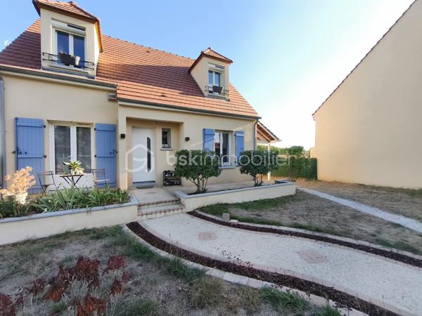 À Congis-sur-Thérouanne, dans une zone non inondable, venez découvrir cette agréable maison construite en 2006, offrant environ 100 m² habitables, édifiée sur un magnifique terrain clos de 1 320 m²,  dans un beau cadre de vie, de beaux espaces et aucun travaux à prévoir!

Idéalement située, avec les petits commerces ainsi que l'école maternelle et élémentaire accessibles à pied. Vous serez également à  5 minutes de Lizy-sur-Ourcq et 15 minutes de Meaux.

Dès l’entrée, vous découvrirez une belle pièce de vie de 33 m², composée d’un séjour et d’une salle à manger, offrant un espace convivial et lumineux. Elle se prolonge par une cuisine ouverte de 11,50 m². Une chambre de 13 m² ainsi qu’un WC indépendant complètent le rez-de-chaussée.

À l’étage, l’espace nuit se compose de trois chambres, d’un cagibi permettant de disposer d’un espace de rangement supplémentaire, ainsi que d’une salle de bains avec WC.

La maison bénéficie également d’un sous-sol total piéton de plus de 55 m², comprenant un local technique et une buanderie. Un espace offrant de nombreuses possibilités d’aménagement ou de stockage… avec une belle surprise à découvrir lors de la visite ! 

À l’extérieur, vous profiterez pleinement du superbe terrain clos de 1 320 m², agrémenté d’une terrasse avec bassin, un garage avec des panneaux photovoltaïques, un carport, un abri de jardin et d’un poulailler ainsi que la possibilité de stationner plusieurs véhicules. Un environnement idéal pour profiter des beaux jours en famille ou entre amis.

Côté équipements, cette maison offre de véritables atouts avec ses panneaux photovoltaïques pour une faible consommation, sa borne de recharge pour véhicule électrique, fenêtre double vitrage PVC, portail motorisé et bien plus.

Aucun travaux à prévoir, vous n’aurez plus qu’à poser vos valises et profiter de votre nouveau chez-vous.

..