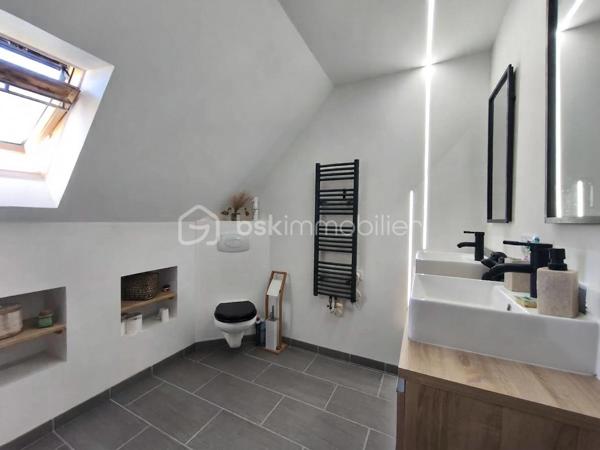 À Congis-sur-Thérouanne, dans une zone non inondable, venez découvrir cette agréable maison construite en 2006, offrant environ 100 m² habitables, édifiée sur un magnifique terrain clos de 1 320 m²,  dans un beau cadre de vie, de beaux espaces et aucun travaux à prévoir!

Idéalement située, avec les petits commerces ainsi que l'école maternelle et élémentaire accessibles à pied. Vous serez également à  5 minutes de Lizy-sur-Ourcq et 15 minutes de Meaux.

Dès l’entrée, vous découvrirez une belle pièce de vie de 33 m², composée d’un séjour et d’une salle à manger, offrant un espace convivial et lumineux. Elle se prolonge par une cuisine ouverte de 11,50 m². Une chambre de 13 m² ainsi qu’un WC indépendant complètent le rez-de-chaussée.

À l’étage, l’espace nuit se compose de trois chambres, d’un cagibi permettant de disposer d’un espace de rangement supplémentaire, ainsi que d’une salle de bains avec WC.

La maison bénéficie également d’un sous-sol total piéton de plus de 55 m², comprenant un local technique et une buanderie. Un espace offrant de nombreuses possibilités d’aménagement ou de stockage… avec une belle surprise à découvrir lors de la visite ! 

À l’extérieur, vous profiterez pleinement du superbe terrain clos de 1 320 m², agrémenté d’une terrasse avec bassin, un garage avec des panneaux photovoltaïques, un carport, un abri de jardin et d’un poulailler ainsi que la possibilité de stationner plusieurs véhicules. Un environnement idéal pour profiter des beaux jours en famille ou entre amis.

Côté équipements, cette maison offre de véritables atouts avec ses panneaux photovoltaïques pour une faible consommation, sa borne de recharge pour véhicule électrique, fenêtre double vitrage PVC, portail motorisé et bien plus.

Aucun travaux à prévoir, vous n’aurez plus qu’à poser vos valises et profiter de votre nouveau chez-vous.

..