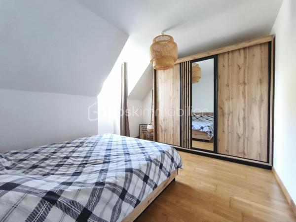 À Congis-sur-Thérouanne, dans une zone non inondable, venez découvrir cette agréable maison construite en 2006, offrant environ 100 m² habitables, édifiée sur un magnifique terrain clos de 1 320 m²,  dans un beau cadre de vie, de beaux espaces et aucun travaux à prévoir!

Idéalement située, avec les petits commerces ainsi que l'école maternelle et élémentaire accessibles à pied. Vous serez également à  5 minutes de Lizy-sur-Ourcq et 15 minutes de Meaux.

Dès l’entrée, vous découvrirez une belle pièce de vie de 33 m², composée d’un séjour et d’une salle à manger, offrant un espace convivial et lumineux. Elle se prolonge par une cuisine ouverte de 11,50 m². Une chambre de 13 m² ainsi qu’un WC indépendant complètent le rez-de-chaussée.

À l’étage, l’espace nuit se compose de trois chambres, d’un cagibi permettant de disposer d’un espace de rangement supplémentaire, ainsi que d’une salle de bains avec WC.

La maison bénéficie également d’un sous-sol total piéton de plus de 55 m², comprenant un local technique et une buanderie. Un espace offrant de nombreuses possibilités d’aménagement ou de stockage… avec une belle surprise à découvrir lors de la visite ! 

À l’extérieur, vous profiterez pleinement du superbe terrain clos de 1 320 m², agrémenté d’une terrasse avec bassin, un garage avec des panneaux photovoltaïques, un carport, un abri de jardin et d’un poulailler ainsi que la possibilité de stationner plusieurs véhicules. Un environnement idéal pour profiter des beaux jours en famille ou entre amis.

Côté équipements, cette maison offre de véritables atouts avec ses panneaux photovoltaïques pour une faible consommation, sa borne de recharge pour véhicule électrique, fenêtre double vitrage PVC, portail motorisé et bien plus.

Aucun travaux à prévoir, vous n’aurez plus qu’à poser vos valises et profiter de votre nouveau chez-vous.

..
