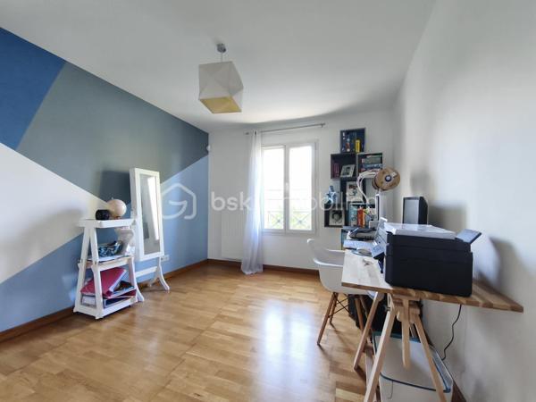 À Congis-sur-Thérouanne, dans une zone non inondable, venez découvrir cette agréable maison construite en 2006, offrant environ 100 m² habitables, édifiée sur un magnifique terrain clos de 1 320 m²,  dans un beau cadre de vie, de beaux espaces et aucun travaux à prévoir!

Idéalement située, avec les petits commerces ainsi que l'école maternelle et élémentaire accessibles à pied. Vous serez également à  5 minutes de Lizy-sur-Ourcq et 15 minutes de Meaux.

Dès l’entrée, vous découvrirez une belle pièce de vie de 33 m², composée d’un séjour et d’une salle à manger, offrant un espace convivial et lumineux. Elle se prolonge par une cuisine ouverte de 11,50 m². Une chambre de 13 m² ainsi qu’un WC indépendant complètent le rez-de-chaussée.

À l’étage, l’espace nuit se compose de trois chambres, d’un cagibi permettant de disposer d’un espace de rangement supplémentaire, ainsi que d’une salle de bains avec WC.

La maison bénéficie également d’un sous-sol total piéton de plus de 55 m², comprenant un local technique et une buanderie. Un espace offrant de nombreuses possibilités d’aménagement ou de stockage… avec une belle surprise à découvrir lors de la visite ! 

À l’extérieur, vous profiterez pleinement du superbe terrain clos de 1 320 m², agrémenté d’une terrasse avec bassin, un garage avec des panneaux photovoltaïques, un carport, un abri de jardin et d’un poulailler ainsi que la possibilité de stationner plusieurs véhicules. Un environnement idéal pour profiter des beaux jours en famille ou entre amis.

Côté équipements, cette maison offre de véritables atouts avec ses panneaux photovoltaïques pour une faible consommation, sa borne de recharge pour véhicule électrique, fenêtre double vitrage PVC, portail motorisé et bien plus.

Aucun travaux à prévoir, vous n’aurez plus qu’à poser vos valises et profiter de votre nouveau chez-vous.

..