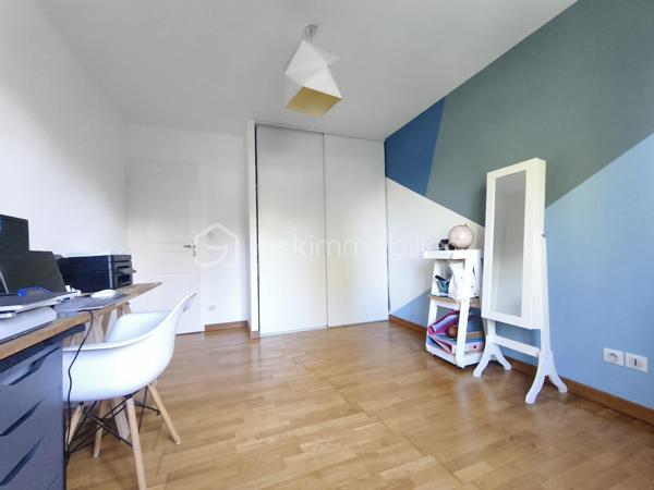 À Congis-sur-Thérouanne, dans une zone non inondable, venez découvrir cette agréable maison construite en 2006, offrant environ 100 m² habitables, édifiée sur un magnifique terrain clos de 1 320 m²,  dans un beau cadre de vie, de beaux espaces et aucun travaux à prévoir!

Idéalement située, avec les petits commerces ainsi que l'école maternelle et élémentaire accessibles à pied. Vous serez également à  5 minutes de Lizy-sur-Ourcq et 15 minutes de Meaux.

Dès l’entrée, vous découvrirez une belle pièce de vie de 33 m², composée d’un séjour et d’une salle à manger, offrant un espace convivial et lumineux. Elle se prolonge par une cuisine ouverte de 11,50 m². Une chambre de 13 m² ainsi qu’un WC indépendant complètent le rez-de-chaussée.

À l’étage, l’espace nuit se compose de trois chambres, d’un cagibi permettant de disposer d’un espace de rangement supplémentaire, ainsi que d’une salle de bains avec WC.

La maison bénéficie également d’un sous-sol total piéton de plus de 55 m², comprenant un local technique et une buanderie. Un espace offrant de nombreuses possibilités d’aménagement ou de stockage… avec une belle surprise à découvrir lors de la visite ! 

À l’extérieur, vous profiterez pleinement du superbe terrain clos de 1 320 m², agrémenté d’une terrasse avec bassin, un garage avec des panneaux photovoltaïques, un carport, un abri de jardin et d’un poulailler ainsi que la possibilité de stationner plusieurs véhicules. Un environnement idéal pour profiter des beaux jours en famille ou entre amis.

Côté équipements, cette maison offre de véritables atouts avec ses panneaux photovoltaïques pour une faible consommation, sa borne de recharge pour véhicule électrique, fenêtre double vitrage PVC, portail motorisé et bien plus.

Aucun travaux à prévoir, vous n’aurez plus qu’à poser vos valises et profiter de votre nouveau chez-vous.

..
