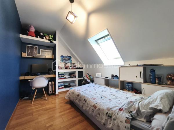 À Congis-sur-Thérouanne, dans une zone non inondable, venez découvrir cette agréable maison construite en 2006, offrant environ 100 m² habitables, édifiée sur un magnifique terrain clos de 1 320 m²,  dans un beau cadre de vie, de beaux espaces et aucun travaux à prévoir!

Idéalement située, avec les petits commerces ainsi que l'école maternelle et élémentaire accessibles à pied. Vous serez également à  5 minutes de Lizy-sur-Ourcq et 15 minutes de Meaux.

Dès l’entrée, vous découvrirez une belle pièce de vie de 33 m², composée d’un séjour et d’une salle à manger, offrant un espace convivial et lumineux. Elle se prolonge par une cuisine ouverte de 11,50 m². Une chambre de 13 m² ainsi qu’un WC indépendant complètent le rez-de-chaussée.

À l’étage, l’espace nuit se compose de trois chambres, d’un cagibi permettant de disposer d’un espace de rangement supplémentaire, ainsi que d’une salle de bains avec WC.

La maison bénéficie également d’un sous-sol total piéton de plus de 55 m², comprenant un local technique et une buanderie. Un espace offrant de nombreuses possibilités d’aménagement ou de stockage… avec une belle surprise à découvrir lors de la visite ! 

À l’extérieur, vous profiterez pleinement du superbe terrain clos de 1 320 m², agrémenté d’une terrasse avec bassin, un garage avec des panneaux photovoltaïques, un carport, un abri de jardin et d’un poulailler ainsi que la possibilité de stationner plusieurs véhicules. Un environnement idéal pour profiter des beaux jours en famille ou entre amis.

Côté équipements, cette maison offre de véritables atouts avec ses panneaux photovoltaïques pour une faible consommation, sa borne de recharge pour véhicule électrique, fenêtre double vitrage PVC, portail motorisé et bien plus.

Aucun travaux à prévoir, vous n’aurez plus qu’à poser vos valises et profiter de votre nouveau chez-vous.

..