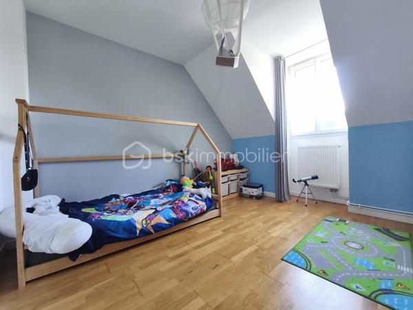À Congis-sur-Thérouanne, dans une zone non inondable, venez découvrir cette agréable maison construite en 2006, offrant environ 100 m² habitables, édifiée sur un magnifique terrain clos de 1 320 m²,  dans un beau cadre de vie, de beaux espaces et aucun travaux à prévoir!

Idéalement située, avec les petits commerces ainsi que l'école maternelle et élémentaire accessibles à pied. Vous serez également à  5 minutes de Lizy-sur-Ourcq et 15 minutes de Meaux.

Dès l’entrée, vous découvrirez une belle pièce de vie de 33 m², composée d’un séjour et d’une salle à manger, offrant un espace convivial et lumineux. Elle se prolonge par une cuisine ouverte de 11,50 m². Une chambre de 13 m² ainsi qu’un WC indépendant complètent le rez-de-chaussée.

À l’étage, l’espace nuit se compose de trois chambres, d’un cagibi permettant de disposer d’un espace de rangement supplémentaire, ainsi que d’une salle de bains avec WC.

La maison bénéficie également d’un sous-sol total piéton de plus de 55 m², comprenant un local technique et une buanderie. Un espace offrant de nombreuses possibilités d’aménagement ou de stockage… avec une belle surprise à découvrir lors de la visite ! 

À l’extérieur, vous profiterez pleinement du superbe terrain clos de 1 320 m², agrémenté d’une terrasse avec bassin, un garage avec des panneaux photovoltaïques, un carport, un abri de jardin et d’un poulailler ainsi que la possibilité de stationner plusieurs véhicules. Un environnement idéal pour profiter des beaux jours en famille ou entre amis.

Côté équipements, cette maison offre de véritables atouts avec ses panneaux photovoltaïques pour une faible consommation, sa borne de recharge pour véhicule électrique, fenêtre double vitrage PVC, portail motorisé et bien plus.

Aucun travaux à prévoir, vous n’aurez plus qu’à poser vos valises et profiter de votre nouveau chez-vous.

..
