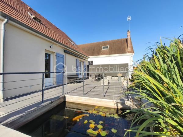 À Congis-sur-Thérouanne, dans une zone non inondable, venez découvrir cette agréable maison construite en 2006, offrant environ 100 m² habitables, édifiée sur un magnifique terrain clos de 1 320 m²,  dans un beau cadre de vie, de beaux espaces et aucun travaux à prévoir!

Idéalement située, avec les petits commerces ainsi que l'école maternelle et élémentaire accessibles à pied. Vous serez également à  5 minutes de Lizy-sur-Ourcq et 15 minutes de Meaux.

Dès l’entrée, vous découvrirez une belle pièce de vie de 33 m², composée d’un séjour et d’une salle à manger, offrant un espace convivial et lumineux. Elle se prolonge par une cuisine ouverte de 11,50 m². Une chambre de 13 m² ainsi qu’un WC indépendant complètent le rez-de-chaussée.

À l’étage, l’espace nuit se compose de trois chambres, d’un cagibi permettant de disposer d’un espace de rangement supplémentaire, ainsi que d’une salle de bains avec WC.

La maison bénéficie également d’un sous-sol total piéton de plus de 55 m², comprenant un local technique et une buanderie. Un espace offrant de nombreuses possibilités d’aménagement ou de stockage… avec une belle surprise à découvrir lors de la visite ! 

À l’extérieur, vous profiterez pleinement du superbe terrain clos de 1 320 m², agrémenté d’une terrasse avec bassin, un garage avec des panneaux photovoltaïques, un carport, un abri de jardin et d’un poulailler ainsi que la possibilité de stationner plusieurs véhicules. Un environnement idéal pour profiter des beaux jours en famille ou entre amis.

Côté équipements, cette maison offre de véritables atouts avec ses panneaux photovoltaïques pour une faible consommation, sa borne de recharge pour véhicule électrique, fenêtre double vitrage PVC, portail motorisé et bien plus.

Aucun travaux à prévoir, vous n’aurez plus qu’à poser vos valises et profiter de votre nouveau chez-vous.

..