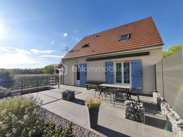 À Congis-sur-Thérouanne, dans une zone non inondable, venez découvrir cette agréable maison construite en 2006, offrant environ 100 m² habitables, édifiée sur un magnifique terrain clos de 1 320 m²,  dans un beau cadre de vie, de beaux espaces et aucun travaux à prévoir!

Idéalement située, avec les petits commerces ainsi que l'école maternelle et élémentaire accessibles à pied. Vous serez également à  5 minutes de Lizy-sur-Ourcq et 15 minutes de Meaux.

Dès l’entrée, vous découvrirez une belle pièce de vie de 33 m², composée d’un séjour et d’une salle à manger, offrant un espace convivial et lumineux. Elle se prolonge par une cuisine ouverte de 11,50 m². Une chambre de 13 m² ainsi qu’un WC indépendant complètent le rez-de-chaussée.

À l’étage, l’espace nuit se compose de trois chambres, d’un cagibi permettant de disposer d’un espace de rangement supplémentaire, ainsi que d’une salle de bains avec WC.

La maison bénéficie également d’un sous-sol total piéton de plus de 55 m², comprenant un local technique et une buanderie. Un espace offrant de nombreuses possibilités d’aménagement ou de stockage… avec une belle surprise à découvrir lors de la visite ! 

À l’extérieur, vous profiterez pleinement du superbe terrain clos de 1 320 m², agrémenté d’une terrasse avec bassin, un garage avec des panneaux photovoltaïques, un carport, un abri de jardin et d’un poulailler ainsi que la possibilité de stationner plusieurs véhicules. Un environnement idéal pour profiter des beaux jours en famille ou entre amis.

Côté équipements, cette maison offre de véritables atouts avec ses panneaux photovoltaïques pour une faible consommation, sa borne de recharge pour véhicule électrique, fenêtre double vitrage PVC, portail motorisé et bien plus.

Aucun travaux à prévoir, vous n’aurez plus qu’à poser vos valises et profiter de votre nouveau chez-vous.

..