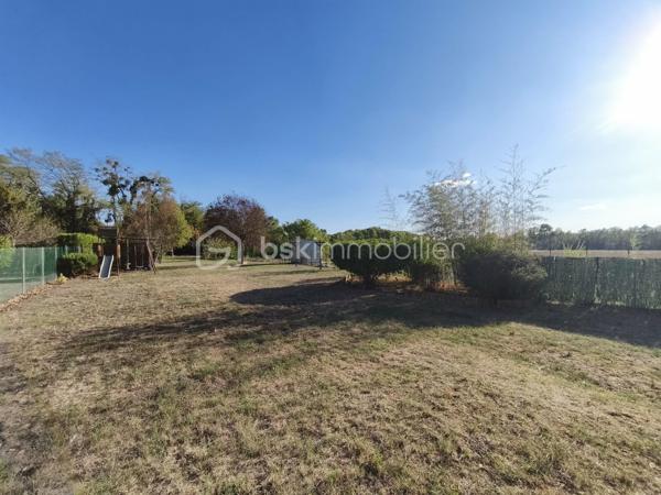À Congis-sur-Thérouanne, dans une zone non inondable, venez découvrir cette agréable maison construite en 2006, offrant environ 100 m² habitables, édifiée sur un magnifique terrain clos de 1 320 m²,  dans un beau cadre de vie, de beaux espaces et aucun travaux à prévoir!

Idéalement située, avec les petits commerces ainsi que l'école maternelle et élémentaire accessibles à pied. Vous serez également à  5 minutes de Lizy-sur-Ourcq et 15 minutes de Meaux.

Dès l’entrée, vous découvrirez une belle pièce de vie de 33 m², composée d’un séjour et d’une salle à manger, offrant un espace convivial et lumineux. Elle se prolonge par une cuisine ouverte de 11,50 m². Une chambre de 13 m² ainsi qu’un WC indépendant complètent le rez-de-chaussée.

À l’étage, l’espace nuit se compose de trois chambres, d’un cagibi permettant de disposer d’un espace de rangement supplémentaire, ainsi que d’une salle de bains avec WC.

La maison bénéficie également d’un sous-sol total piéton de plus de 55 m², comprenant un local technique et une buanderie. Un espace offrant de nombreuses possibilités d’aménagement ou de stockage… avec une belle surprise à découvrir lors de la visite ! 

À l’extérieur, vous profiterez pleinement du superbe terrain clos de 1 320 m², agrémenté d’une terrasse avec bassin, un garage avec des panneaux photovoltaïques, un carport, un abri de jardin et d’un poulailler ainsi que la possibilité de stationner plusieurs véhicules. Un environnement idéal pour profiter des beaux jours en famille ou entre amis.

Côté équipements, cette maison offre de véritables atouts avec ses panneaux photovoltaïques pour une faible consommation, sa borne de recharge pour véhicule électrique, fenêtre double vitrage PVC, portail motorisé et bien plus.

Aucun travaux à prévoir, vous n’aurez plus qu’à poser vos valises et profiter de votre nouveau chez-vous.

..