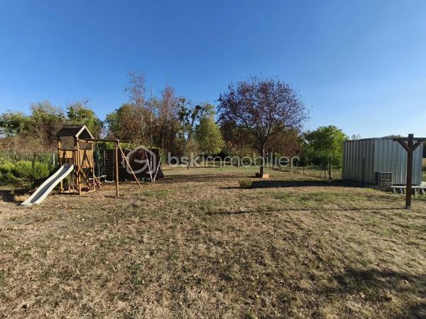 À Congis-sur-Thérouanne, dans une zone non inondable, venez découvrir cette agréable maison construite en 2006, offrant environ 100 m² habitables, édifiée sur un magnifique terrain clos de 1 320 m²,  dans un beau cadre de vie, de beaux espaces et aucun travaux à prévoir!

Idéalement située, avec les petits commerces ainsi que l'école maternelle et élémentaire accessibles à pied. Vous serez également à  5 minutes de Lizy-sur-Ourcq et 15 minutes de Meaux.

Dès l’entrée, vous découvrirez une belle pièce de vie de 33 m², composée d’un séjour et d’une salle à manger, offrant un espace convivial et lumineux. Elle se prolonge par une cuisine ouverte de 11,50 m². Une chambre de 13 m² ainsi qu’un WC indépendant complètent le rez-de-chaussée.

À l’étage, l’espace nuit se compose de trois chambres, d’un cagibi permettant de disposer d’un espace de rangement supplémentaire, ainsi que d’une salle de bains avec WC.

La maison bénéficie également d’un sous-sol total piéton de plus de 55 m², comprenant un local technique et une buanderie. Un espace offrant de nombreuses possibilités d’aménagement ou de stockage… avec une belle surprise à découvrir lors de la visite ! 

À l’extérieur, vous profiterez pleinement du superbe terrain clos de 1 320 m², agrémenté d’une terrasse avec bassin, un garage avec des panneaux photovoltaïques, un carport, un abri de jardin et d’un poulailler ainsi que la possibilité de stationner plusieurs véhicules. Un environnement idéal pour profiter des beaux jours en famille ou entre amis.

Côté équipements, cette maison offre de véritables atouts avec ses panneaux photovoltaïques pour une faible consommation, sa borne de recharge pour véhicule électrique, fenêtre double vitrage PVC, portail motorisé et bien plus.

Aucun travaux à prévoir, vous n’aurez plus qu’à poser vos valises et profiter de votre nouveau chez-vous.

..