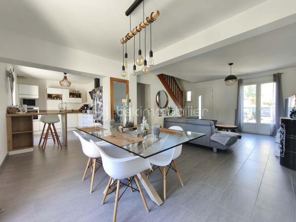 À Congis-sur-Thérouanne, dans une zone non inondable, venez découvrir cette agréable maison construite en 2006, offrant environ 100 m² habitables, édifiée sur un magnifique terrain clos de 1 320 m²,  dans un beau cadre de vie, de beaux espaces et aucun travaux à prévoir!

Idéalement située, avec les petits commerces ainsi que l'école maternelle et élémentaire accessibles à pied. Vous serez également à  5 minutes de Lizy-sur-Ourcq et 15 minutes de Meaux.

Dès l’entrée, vous découvrirez une belle pièce de vie de 33 m², composée d’un séjour et d’une salle à manger, offrant un espace convivial et lumineux. Elle se prolonge par une cuisine ouverte de 11,50 m². Une chambre de 13 m² ainsi qu’un WC indépendant complètent le rez-de-chaussée.

À l’étage, l’espace nuit se compose de trois chambres, d’un cagibi permettant de disposer d’un espace de rangement supplémentaire, ainsi que d’une salle de bains avec WC.

La maison bénéficie également d’un sous-sol total piéton de plus de 55 m², comprenant un local technique et une buanderie. Un espace offrant de nombreuses possibilités d’aménagement ou de stockage… avec une belle surprise à découvrir lors de la visite ! 

À l’extérieur, vous profiterez pleinement du superbe terrain clos de 1 320 m², agrémenté d’une terrasse avec bassin, un garage avec des panneaux photovoltaïques, un carport, un abri de jardin et d’un poulailler ainsi que la possibilité de stationner plusieurs véhicules. Un environnement idéal pour profiter des beaux jours en famille ou entre amis.

Côté équipements, cette maison offre de véritables atouts avec ses panneaux photovoltaïques pour une faible consommation, sa borne de recharge pour véhicule électrique, fenêtre double vitrage PVC, portail motorisé et bien plus.

Aucun travaux à prévoir, vous n’aurez plus qu’à poser vos valises et profiter de votre nouveau chez-vous.

..