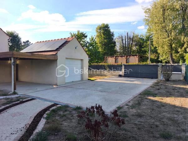 À Congis-sur-Thérouanne, dans une zone non inondable, venez découvrir cette agréable maison construite en 2006, offrant environ 100 m² habitables, édifiée sur un magnifique terrain clos de 1 320 m²,  dans un beau cadre de vie, de beaux espaces et aucun travaux à prévoir!

Idéalement située, avec les petits commerces ainsi que l'école maternelle et élémentaire accessibles à pied. Vous serez également à  5 minutes de Lizy-sur-Ourcq et 15 minutes de Meaux.

Dès l’entrée, vous découvrirez une belle pièce de vie de 33 m², composée d’un séjour et d’une salle à manger, offrant un espace convivial et lumineux. Elle se prolonge par une cuisine ouverte de 11,50 m². Une chambre de 13 m² ainsi qu’un WC indépendant complètent le rez-de-chaussée.

À l’étage, l’espace nuit se compose de trois chambres, d’un cagibi permettant de disposer d’un espace de rangement supplémentaire, ainsi que d’une salle de bains avec WC.

La maison bénéficie également d’un sous-sol total piéton de plus de 55 m², comprenant un local technique et une buanderie. Un espace offrant de nombreuses possibilités d’aménagement ou de stockage… avec une belle surprise à découvrir lors de la visite ! 

À l’extérieur, vous profiterez pleinement du superbe terrain clos de 1 320 m², agrémenté d’une terrasse avec bassin, un garage avec des panneaux photovoltaïques, un carport, un abri de jardin et d’un poulailler ainsi que la possibilité de stationner plusieurs véhicules. Un environnement idéal pour profiter des beaux jours en famille ou entre amis.

Côté équipements, cette maison offre de véritables atouts avec ses panneaux photovoltaïques pour une faible consommation, sa borne de recharge pour véhicule électrique, fenêtre double vitrage PVC, portail motorisé et bien plus.

Aucun travaux à prévoir, vous n’aurez plus qu’à poser vos valises et profiter de votre nouveau chez-vous.

..
