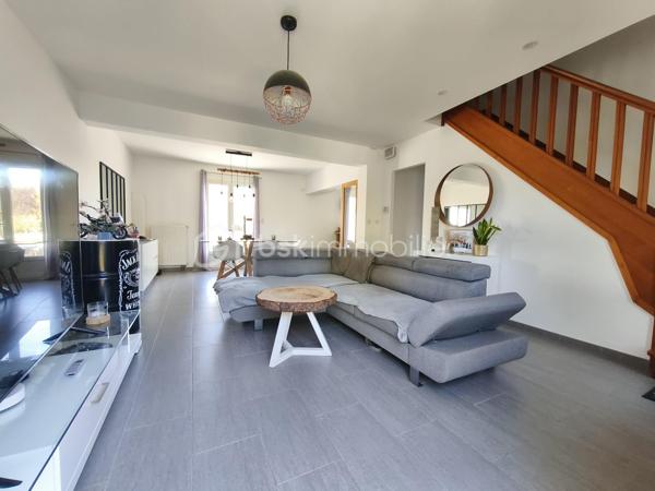 À Congis-sur-Thérouanne, dans une zone non inondable, venez découvrir cette agréable maison construite en 2006, offrant environ 100 m² habitables, édifiée sur un magnifique terrain clos de 1 320 m²,  dans un beau cadre de vie, de beaux espaces et aucun travaux à prévoir!

Idéalement située, avec les petits commerces ainsi que l'école maternelle et élémentaire accessibles à pied. Vous serez également à  5 minutes de Lizy-sur-Ourcq et 15 minutes de Meaux.

Dès l’entrée, vous découvrirez une belle pièce de vie de 33 m², composée d’un séjour et d’une salle à manger, offrant un espace convivial et lumineux. Elle se prolonge par une cuisine ouverte de 11,50 m². Une chambre de 13 m² ainsi qu’un WC indépendant complètent le rez-de-chaussée.

À l’étage, l’espace nuit se compose de trois chambres, d’un cagibi permettant de disposer d’un espace de rangement supplémentaire, ainsi que d’une salle de bains avec WC.

La maison bénéficie également d’un sous-sol total piéton de plus de 55 m², comprenant un local technique et une buanderie. Un espace offrant de nombreuses possibilités d’aménagement ou de stockage… avec une belle surprise à découvrir lors de la visite ! 

À l’extérieur, vous profiterez pleinement du superbe terrain clos de 1 320 m², agrémenté d’une terrasse avec bassin, un garage avec des panneaux photovoltaïques, un carport, un abri de jardin et d’un poulailler ainsi que la possibilité de stationner plusieurs véhicules. Un environnement idéal pour profiter des beaux jours en famille ou entre amis.

Côté équipements, cette maison offre de véritables atouts avec ses panneaux photovoltaïques pour une faible consommation, sa borne de recharge pour véhicule électrique, fenêtre double vitrage PVC, portail motorisé et bien plus.

Aucun travaux à prévoir, vous n’aurez plus qu’à poser vos valises et profiter de votre nouveau chez-vous.

..