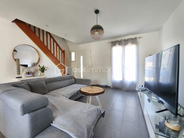 À Congis-sur-Thérouanne, dans une zone non inondable, venez découvrir cette agréable maison construite en 2006, offrant environ 100 m² habitables, édifiée sur un magnifique terrain clos de 1 320 m²,  dans un beau cadre de vie, de beaux espaces et aucun travaux à prévoir!

Idéalement située, avec les petits commerces ainsi que l'école maternelle et élémentaire accessibles à pied. Vous serez également à  5 minutes de Lizy-sur-Ourcq et 15 minutes de Meaux.

Dès l’entrée, vous découvrirez une belle pièce de vie de 33 m², composée d’un séjour et d’une salle à manger, offrant un espace convivial et lumineux. Elle se prolonge par une cuisine ouverte de 11,50 m². Une chambre de 13 m² ainsi qu’un WC indépendant complètent le rez-de-chaussée.

À l’étage, l’espace nuit se compose de trois chambres, d’un cagibi permettant de disposer d’un espace de rangement supplémentaire, ainsi que d’une salle de bains avec WC.

La maison bénéficie également d’un sous-sol total piéton de plus de 55 m², comprenant un local technique et une buanderie. Un espace offrant de nombreuses possibilités d’aménagement ou de stockage… avec une belle surprise à découvrir lors de la visite ! 

À l’extérieur, vous profiterez pleinement du superbe terrain clos de 1 320 m², agrémenté d’une terrasse avec bassin, un garage avec des panneaux photovoltaïques, un carport, un abri de jardin et d’un poulailler ainsi que la possibilité de stationner plusieurs véhicules. Un environnement idéal pour profiter des beaux jours en famille ou entre amis.

Côté équipements, cette maison offre de véritables atouts avec ses panneaux photovoltaïques pour une faible consommation, sa borne de recharge pour véhicule électrique, fenêtre double vitrage PVC, portail motorisé et bien plus.

Aucun travaux à prévoir, vous n’aurez plus qu’à poser vos valises et profiter de votre nouveau chez-vous.

..