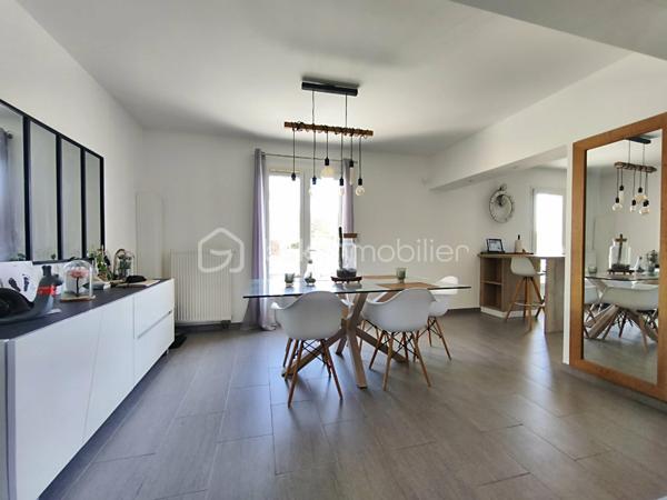 À Congis-sur-Thérouanne, dans une zone non inondable, venez découvrir cette agréable maison construite en 2006, offrant environ 100 m² habitables, édifiée sur un magnifique terrain clos de 1 320 m²,  dans un beau cadre de vie, de beaux espaces et aucun travaux à prévoir!

Idéalement située, avec les petits commerces ainsi que l'école maternelle et élémentaire accessibles à pied. Vous serez également à  5 minutes de Lizy-sur-Ourcq et 15 minutes de Meaux.

Dès l’entrée, vous découvrirez une belle pièce de vie de 33 m², composée d’un séjour et d’une salle à manger, offrant un espace convivial et lumineux. Elle se prolonge par une cuisine ouverte de 11,50 m². Une chambre de 13 m² ainsi qu’un WC indépendant complètent le rez-de-chaussée.

À l’étage, l’espace nuit se compose de trois chambres, d’un cagibi permettant de disposer d’un espace de rangement supplémentaire, ainsi que d’une salle de bains avec WC.

La maison bénéficie également d’un sous-sol total piéton de plus de 55 m², comprenant un local technique et une buanderie. Un espace offrant de nombreuses possibilités d’aménagement ou de stockage… avec une belle surprise à découvrir lors de la visite ! 

À l’extérieur, vous profiterez pleinement du superbe terrain clos de 1 320 m², agrémenté d’une terrasse avec bassin, un garage avec des panneaux photovoltaïques, un carport, un abri de jardin et d’un poulailler ainsi que la possibilité de stationner plusieurs véhicules. Un environnement idéal pour profiter des beaux jours en famille ou entre amis.

Côté équipements, cette maison offre de véritables atouts avec ses panneaux photovoltaïques pour une faible consommation, sa borne de recharge pour véhicule électrique, fenêtre double vitrage PVC, portail motorisé et bien plus.

Aucun travaux à prévoir, vous n’aurez plus qu’à poser vos valises et profiter de votre nouveau chez-vous.

..