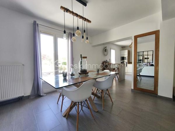 À Congis-sur-Thérouanne, dans une zone non inondable, venez découvrir cette agréable maison construite en 2006, offrant environ 100 m² habitables, édifiée sur un magnifique terrain clos de 1 320 m²,  dans un beau cadre de vie, de beaux espaces et aucun travaux à prévoir!

Idéalement située, avec les petits commerces ainsi que l'école maternelle et élémentaire accessibles à pied. Vous serez également à  5 minutes de Lizy-sur-Ourcq et 15 minutes de Meaux.

Dès l’entrée, vous découvrirez une belle pièce de vie de 33 m², composée d’un séjour et d’une salle à manger, offrant un espace convivial et lumineux. Elle se prolonge par une cuisine ouverte de 11,50 m². Une chambre de 13 m² ainsi qu’un WC indépendant complètent le rez-de-chaussée.

À l’étage, l’espace nuit se compose de trois chambres, d’un cagibi permettant de disposer d’un espace de rangement supplémentaire, ainsi que d’une salle de bains avec WC.

La maison bénéficie également d’un sous-sol total piéton de plus de 55 m², comprenant un local technique et une buanderie. Un espace offrant de nombreuses possibilités d’aménagement ou de stockage… avec une belle surprise à découvrir lors de la visite ! 

À l’extérieur, vous profiterez pleinement du superbe terrain clos de 1 320 m², agrémenté d’une terrasse avec bassin, un garage avec des panneaux photovoltaïques, un carport, un abri de jardin et d’un poulailler ainsi que la possibilité de stationner plusieurs véhicules. Un environnement idéal pour profiter des beaux jours en famille ou entre amis.

Côté équipements, cette maison offre de véritables atouts avec ses panneaux photovoltaïques pour une faible consommation, sa borne de recharge pour véhicule électrique, fenêtre double vitrage PVC, portail motorisé et bien plus.

Aucun travaux à prévoir, vous n’aurez plus qu’à poser vos valises et profiter de votre nouveau chez-vous.

..