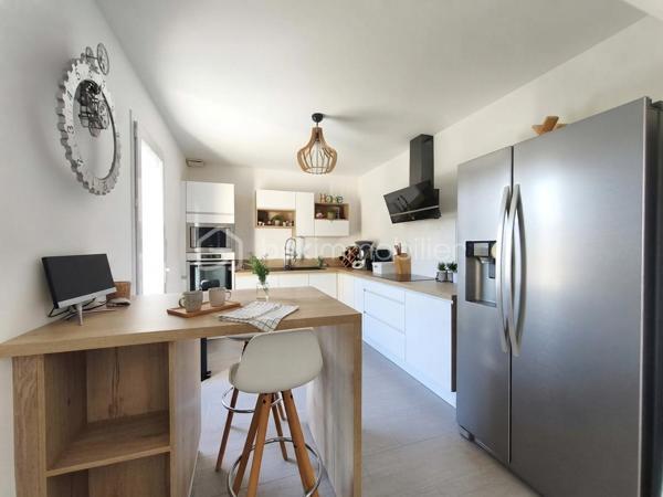 À Congis-sur-Thérouanne, dans une zone non inondable, venez découvrir cette agréable maison construite en 2006, offrant environ 100 m² habitables, édifiée sur un magnifique terrain clos de 1 320 m²,  dans un beau cadre de vie, de beaux espaces et aucun travaux à prévoir!

Idéalement située, avec les petits commerces ainsi que l'école maternelle et élémentaire accessibles à pied. Vous serez également à  5 minutes de Lizy-sur-Ourcq et 15 minutes de Meaux.

Dès l’entrée, vous découvrirez une belle pièce de vie de 33 m², composée d’un séjour et d’une salle à manger, offrant un espace convivial et lumineux. Elle se prolonge par une cuisine ouverte de 11,50 m². Une chambre de 13 m² ainsi qu’un WC indépendant complètent le rez-de-chaussée.

À l’étage, l’espace nuit se compose de trois chambres, d’un cagibi permettant de disposer d’un espace de rangement supplémentaire, ainsi que d’une salle de bains avec WC.

La maison bénéficie également d’un sous-sol total piéton de plus de 55 m², comprenant un local technique et une buanderie. Un espace offrant de nombreuses possibilités d’aménagement ou de stockage… avec une belle surprise à découvrir lors de la visite ! 

À l’extérieur, vous profiterez pleinement du superbe terrain clos de 1 320 m², agrémenté d’une terrasse avec bassin, un garage avec des panneaux photovoltaïques, un carport, un abri de jardin et d’un poulailler ainsi que la possibilité de stationner plusieurs véhicules. Un environnement idéal pour profiter des beaux jours en famille ou entre amis.

Côté équipements, cette maison offre de véritables atouts avec ses panneaux photovoltaïques pour une faible consommation, sa borne de recharge pour véhicule électrique, fenêtre double vitrage PVC, portail motorisé et bien plus.

Aucun travaux à prévoir, vous n’aurez plus qu’à poser vos valises et profiter de votre nouveau chez-vous.

..