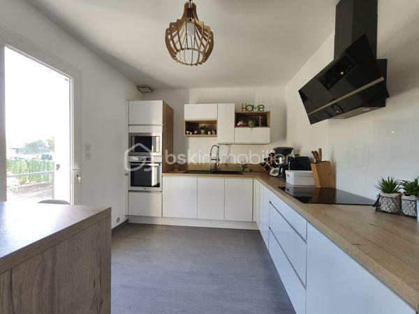 À Congis-sur-Thérouanne, dans une zone non inondable, venez découvrir cette agréable maison construite en 2006, offrant environ 100 m² habitables, édifiée sur un magnifique terrain clos de 1 320 m²,  dans un beau cadre de vie, de beaux espaces et aucun travaux à prévoir!

Idéalement située, avec les petits commerces ainsi que l'école maternelle et élémentaire accessibles à pied. Vous serez également à  5 minutes de Lizy-sur-Ourcq et 15 minutes de Meaux.

Dès l’entrée, vous découvrirez une belle pièce de vie de 33 m², composée d’un séjour et d’une salle à manger, offrant un espace convivial et lumineux. Elle se prolonge par une cuisine ouverte de 11,50 m². Une chambre de 13 m² ainsi qu’un WC indépendant complètent le rez-de-chaussée.

À l’étage, l’espace nuit se compose de trois chambres, d’un cagibi permettant de disposer d’un espace de rangement supplémentaire, ainsi que d’une salle de bains avec WC.

La maison bénéficie également d’un sous-sol total piéton de plus de 55 m², comprenant un local technique et une buanderie. Un espace offrant de nombreuses possibilités d’aménagement ou de stockage… avec une belle surprise à découvrir lors de la visite ! 

À l’extérieur, vous profiterez pleinement du superbe terrain clos de 1 320 m², agrémenté d’une terrasse avec bassin, un garage avec des panneaux photovoltaïques, un carport, un abri de jardin et d’un poulailler ainsi que la possibilité de stationner plusieurs véhicules. Un environnement idéal pour profiter des beaux jours en famille ou entre amis.

Côté équipements, cette maison offre de véritables atouts avec ses panneaux photovoltaïques pour une faible consommation, sa borne de recharge pour véhicule électrique, fenêtre double vitrage PVC, portail motorisé et bien plus.

Aucun travaux à prévoir, vous n’aurez plus qu’à poser vos valises et profiter de votre nouveau chez-vous.

..