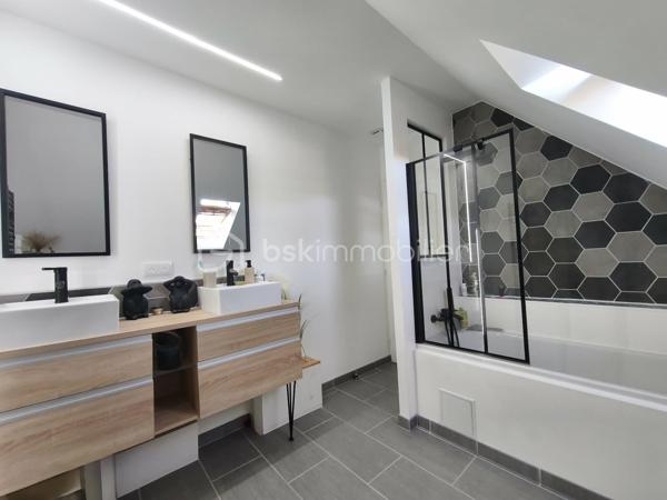 À Congis-sur-Thérouanne, dans une zone non inondable, venez découvrir cette agréable maison construite en 2006, offrant environ 100 m² habitables, édifiée sur un magnifique terrain clos de 1 320 m²,  dans un beau cadre de vie, de beaux espaces et aucun travaux à prévoir!

Idéalement située, avec les petits commerces ainsi que l'école maternelle et élémentaire accessibles à pied. Vous serez également à  5 minutes de Lizy-sur-Ourcq et 15 minutes de Meaux.

Dès l’entrée, vous découvrirez une belle pièce de vie de 33 m², composée d’un séjour et d’une salle à manger, offrant un espace convivial et lumineux. Elle se prolonge par une cuisine ouverte de 11,50 m². Une chambre de 13 m² ainsi qu’un WC indépendant complètent le rez-de-chaussée.

À l’étage, l’espace nuit se compose de trois chambres, d’un cagibi permettant de disposer d’un espace de rangement supplémentaire, ainsi que d’une salle de bains avec WC.

La maison bénéficie également d’un sous-sol total piéton de plus de 55 m², comprenant un local technique et une buanderie. Un espace offrant de nombreuses possibilités d’aménagement ou de stockage… avec une belle surprise à découvrir lors de la visite ! 

À l’extérieur, vous profiterez pleinement du superbe terrain clos de 1 320 m², agrémenté d’une terrasse avec bassin, un garage avec des panneaux photovoltaïques, un carport, un abri de jardin et d’un poulailler ainsi que la possibilité de stationner plusieurs véhicules. Un environnement idéal pour profiter des beaux jours en famille ou entre amis.

Côté équipements, cette maison offre de véritables atouts avec ses panneaux photovoltaïques pour une faible consommation, sa borne de recharge pour véhicule électrique, fenêtre double vitrage PVC, portail motorisé et bien plus.

Aucun travaux à prévoir, vous n’aurez plus qu’à poser vos valises et profiter de votre nouveau chez-vous.

..