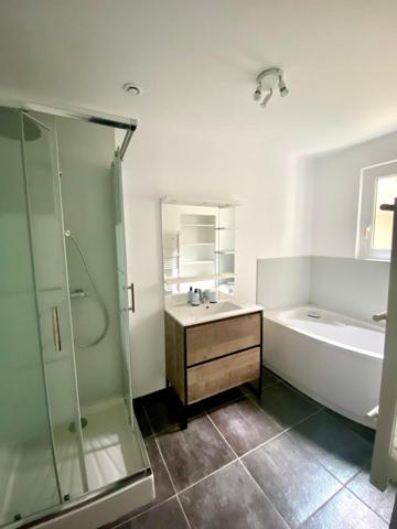 Coup de cœur assuré pour cette maison chaleureuse au cœur d’Hénin-Beaumont !Dans une petite rue calme et étroite, découvrez cette maison mitoyenne des années 1930, pleine de charme et parfaitement entretenue. Idéale pour un premier achat ou un investissement, elle offre 85 m² de surface habitable et de beaux atouts pour une vie confortable.