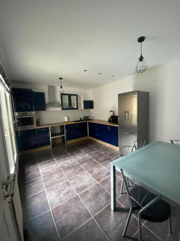 Coup de cœur assuré pour cette maison chaleureuse au cœur d’Hénin-Beaumont !Dans une petite rue calme et étroite, découvrez cette maison mitoyenne des années 1930, pleine de charme et parfaitement entretenue. Idéale pour un premier achat ou un investissement, elle offre 85 m² de surface habitable et de beaux atouts pour une vie confortable.