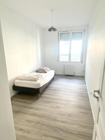 Coup de cœur assuré pour cette maison chaleureuse au cœur d’Hénin-Beaumont !Dans une petite rue calme et étroite, découvrez cette maison mitoyenne des années 1930, pleine de charme et parfaitement entretenue. Idéale pour un premier achat ou un investissement, elle offre 85 m² de surface habitable et de beaux atouts pour une vie confortable.