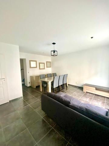 Coup de cœur assuré pour cette maison chaleureuse au cœur d’Hénin-Beaumont !Dans une petite rue calme et étroite, découvrez cette maison mitoyenne des années 1930, pleine de charme et parfaitement entretenue. Idéale pour un premier achat ou un investissement, elle offre 85 m² de surface habitable et de beaux atouts pour une vie confortable.