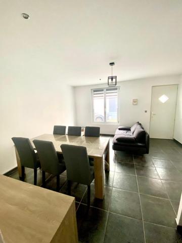 Coup de cœur assuré pour cette maison chaleureuse au cœur d’Hénin-Beaumont !Dans une petite rue calme et étroite, découvrez cette maison mitoyenne des années 1930, pleine de charme et parfaitement entretenue. Idéale pour un premier achat ou un investissement, elle offre 85 m² de surface habitable et de beaux atouts pour une vie confortable.