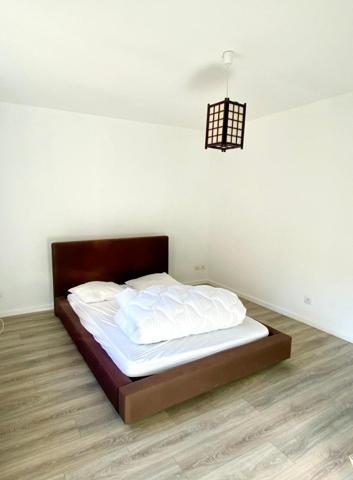 Coup de cœur assuré pour cette maison chaleureuse au cœur d’Hénin-Beaumont !Dans une petite rue calme et étroite, découvrez cette maison mitoyenne des années 1930, pleine de charme et parfaitement entretenue. Idéale pour un premier achat ou un investissement, elle offre 85 m² de surface habitable et de beaux atouts pour une vie confortable.