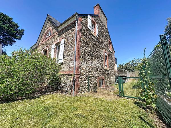 Maison en pierre rénovée avec gîte indépendant à vendre à Binic dans un environnement calme proche du centre