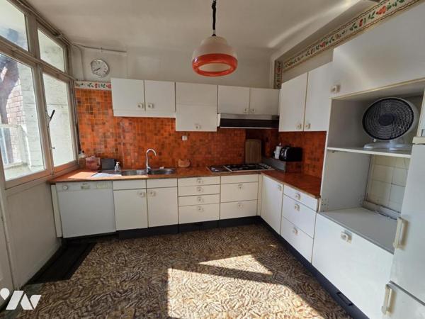 LILLE  MARECHAL LECLERC - APPARTEMENT DE 165 M2 DANS UNE SUPERBE COPROPRIETE GARAGE ET CAVE -  