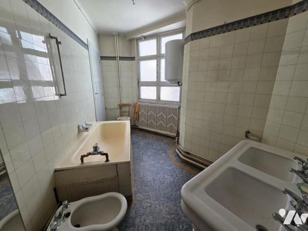 LILLE  MARECHAL LECLERC - APPARTEMENT DE 165 M2 DANS UNE SUPERBE COPROPRIETE GARAGE ET CAVE -  