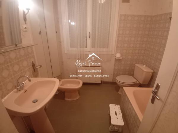 Vue sur le verger, vous avez un ruisseau au bout de la parcelle