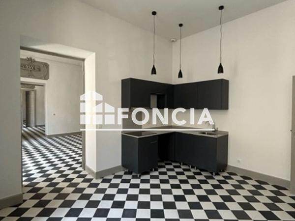 Location Appartement 3 pièces 138 m² - 49 PLACE PHILIPPE DE CABASSOLE - PORTE 3 Cavaillon 84300