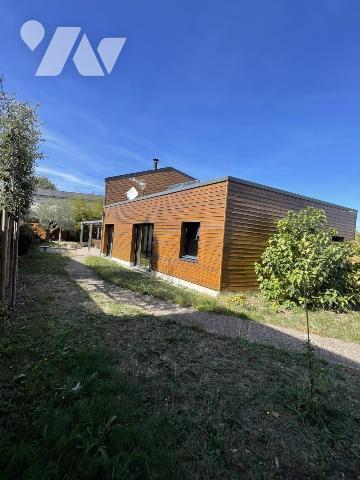 Pavillon 5 chambres, 2 bureaux, jardin.