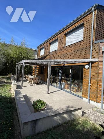 Pavillon 5 chambres, 2 bureaux, jardin.