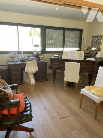 Pavillon 5 chambres, 2 bureaux, jardin.