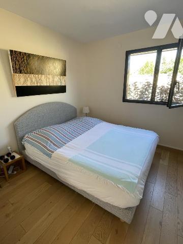Pavillon 5 chambres, 2 bureaux, jardin.