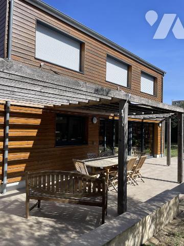 Pavillon 5 chambres, 2 bureaux, jardin.
